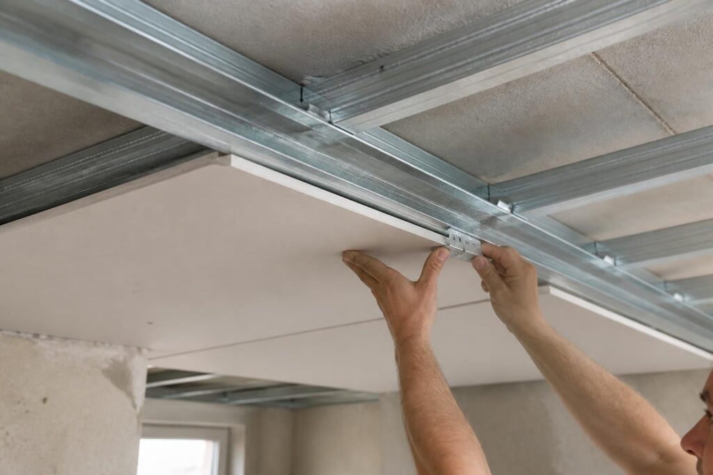 découvrez l'utilité du coulisseau pour faux plafond et suivez nos conseils d'installation pour obtenir un plafond parfaitement posé et esthétique.